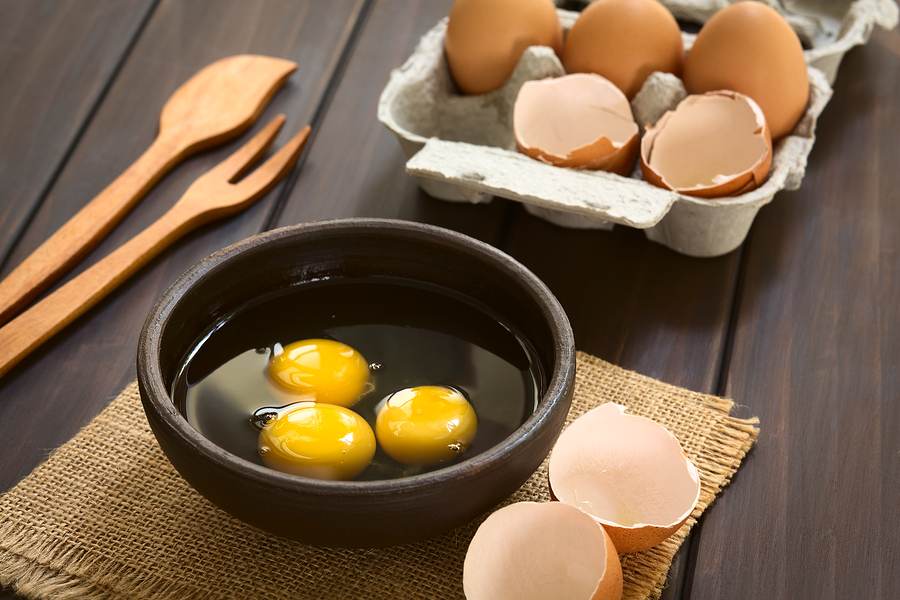 Яичный пост. Сырое яйцо. Сырое яйцо фото. Сырые яйца полезны. Яркое утро яйца.